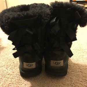 Black bailey bow uggs kids 6